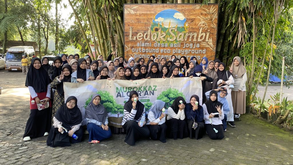 BANGUN PERADABAN DENGAN TADABBUR DAN PENGAMALAN AL-QUR’AN: MUROKAZ KELAS 9 SMPIT ABU BAKAR YOGYAKARTA BERLANGSUNG KHIDMAT