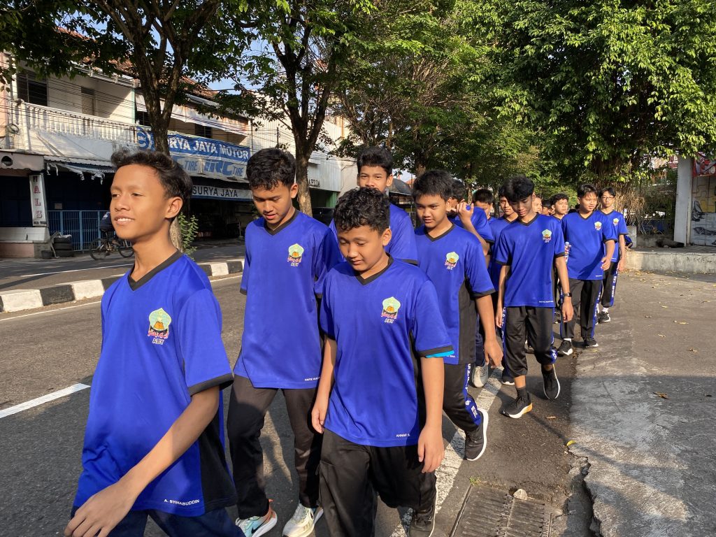 Jumat Ceria: Tingkatkan Semangat dan Kebersamaan Melalui Jalan Sehat