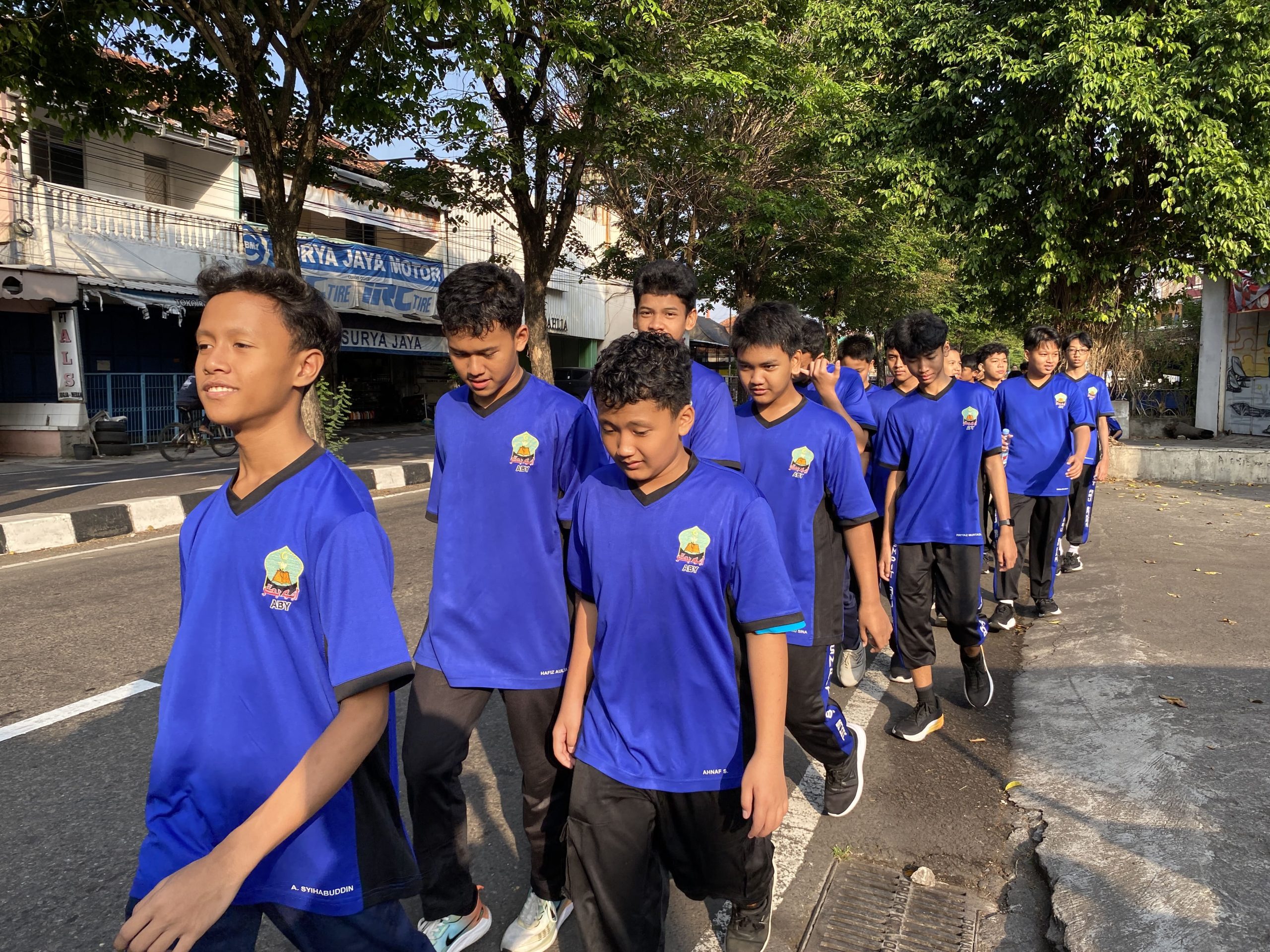 Jumat Ceria: Tingkatkan Semangat dan Kebersamaan Melalui Jalan Sehat