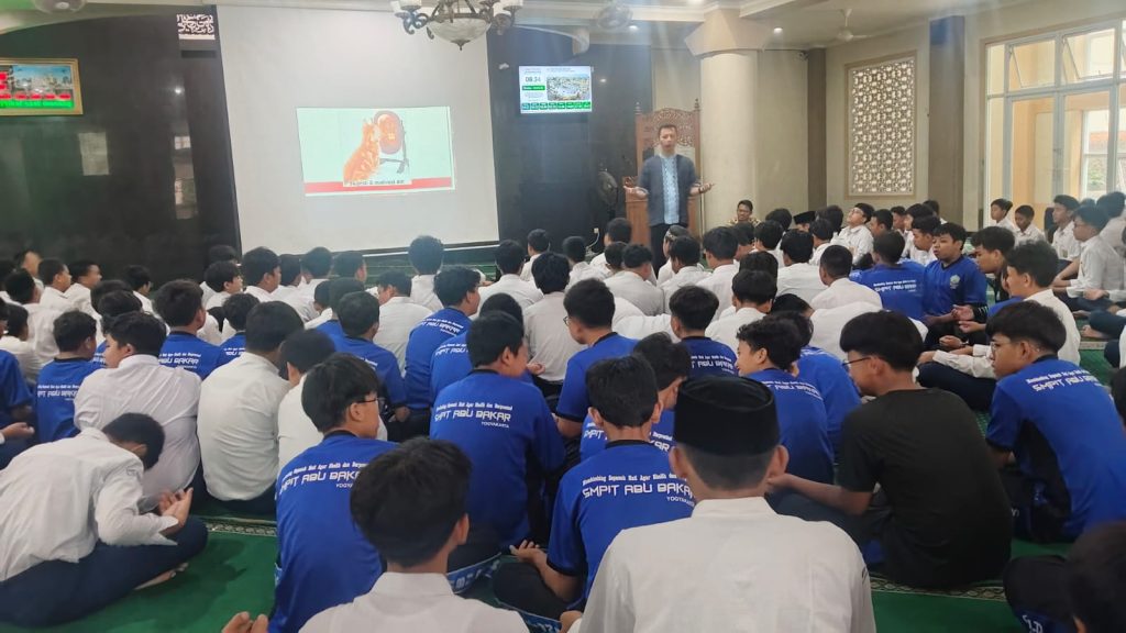 Jumat Karakter “Kekuatan Hati Seorang Pemenang”: Pacu Semangat Siswa Untuk Siap Hadapi Tantangan dan Gapai Kemenangan