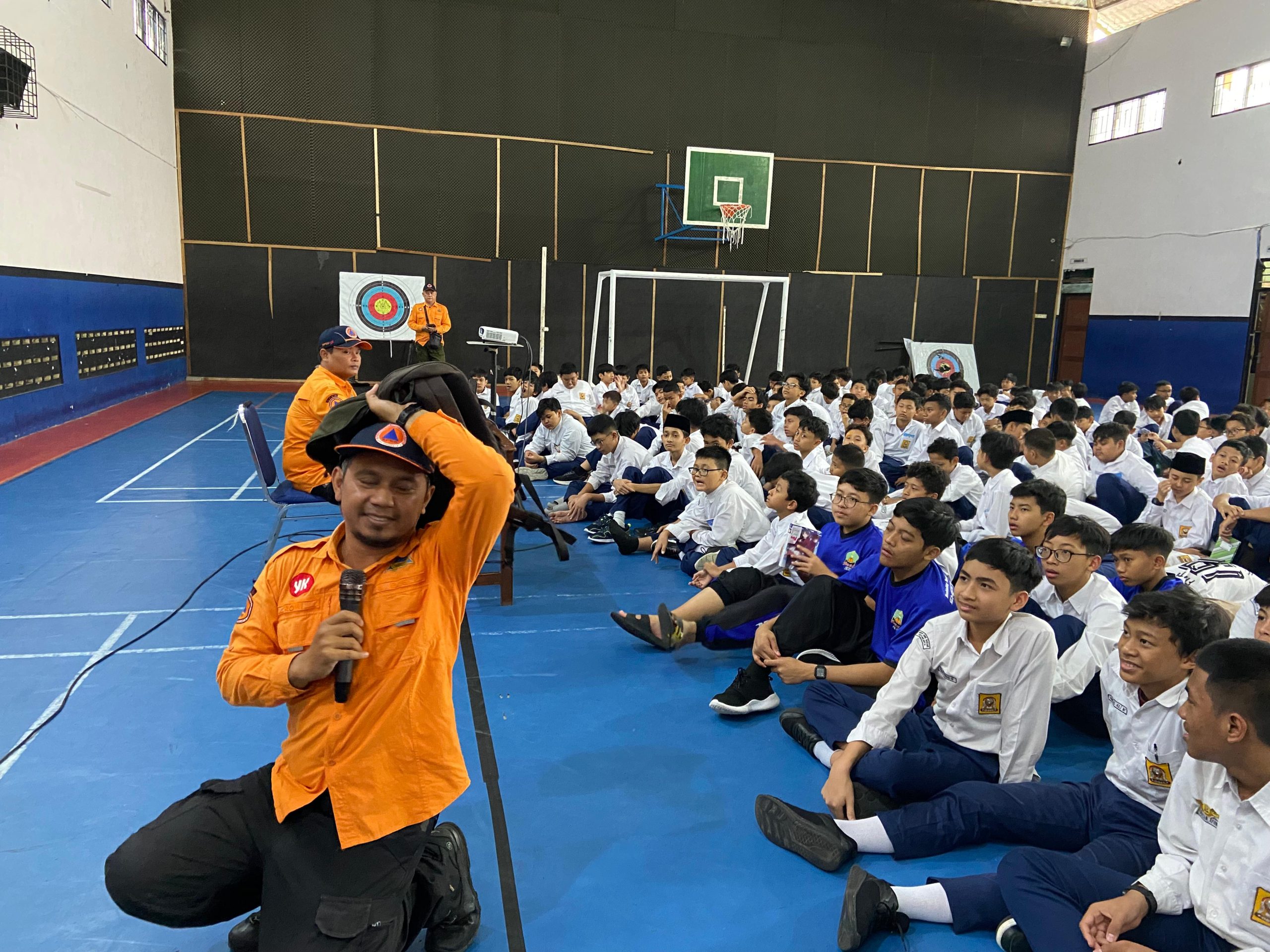 SIAP SIAGA! SISWA SMPIT ABU BAKAR IKUTI LITERASI MITIGASI GEMPA YANG SERU DAN EDUKATIF