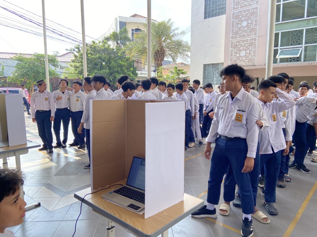 Semarak Demokrasi SMPIT Abu Bakar: Sengitnya Pertarungan 14 Siswa-Siswi Terbaik Saling Adu Ide dan Gagasan Futuristik pada PEMILOS SMPIT ABY 2025