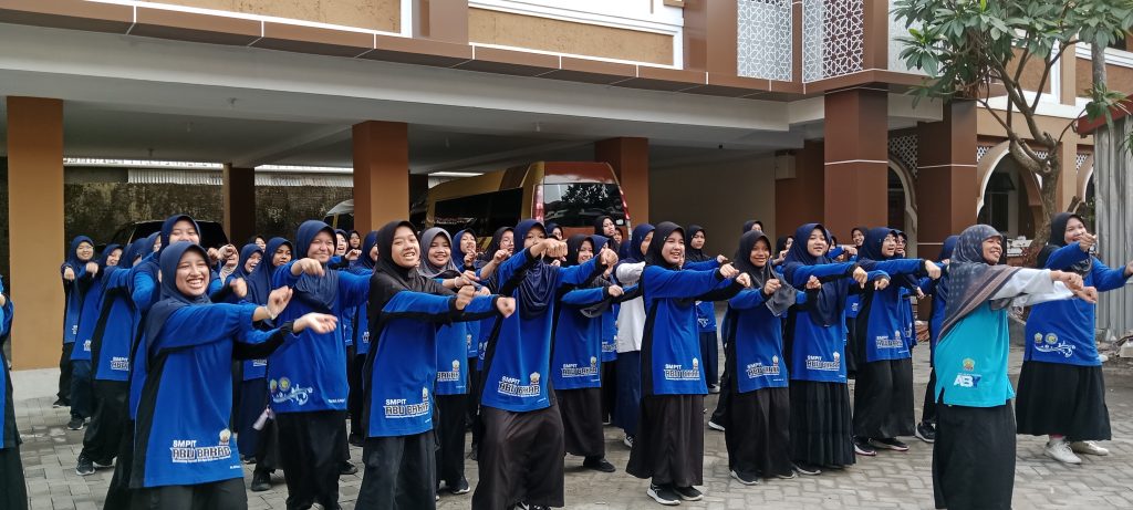SEMARAK JUMAT SEHAT & LITERASI SMPIT ABU BAKAR: EDUKASI THOHAROH DAN SENAM BERSAMA MEMBENTUK GENERASI QURANI YANG SEHAT DAN BERILMU