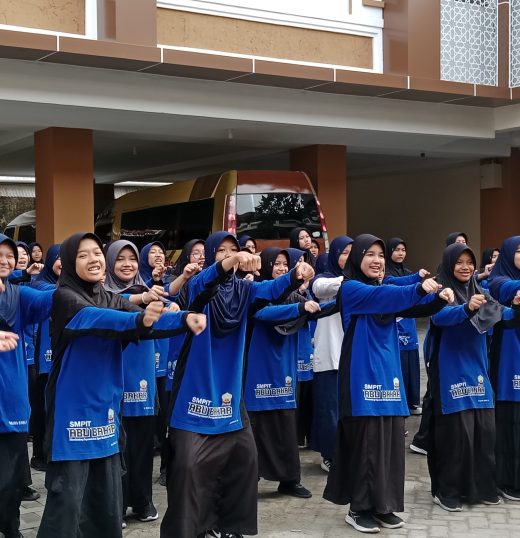 SEMARAK JUMAT SEHAT & LITERASI SMPIT ABU BAKAR: EDUKASI THOHAROH DAN SENAM BERSAMA MEMBENTUK GENERASI QURANI YANG SEHAT DAN BERILMU