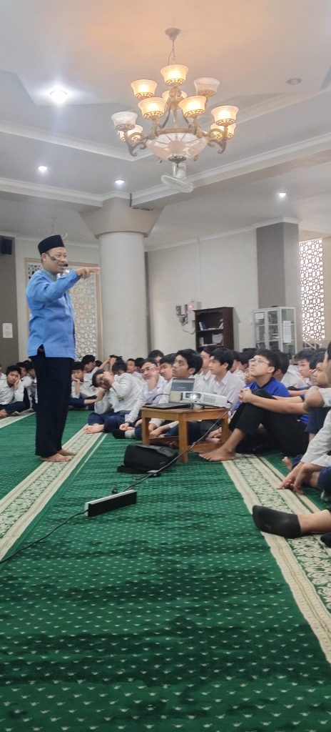 JUM’AT LITERASI: SMPIT ABU BAKAR GALANG SEMANGAT PERANGI BAHAYA SAMAR DI DUNIA MAYA
