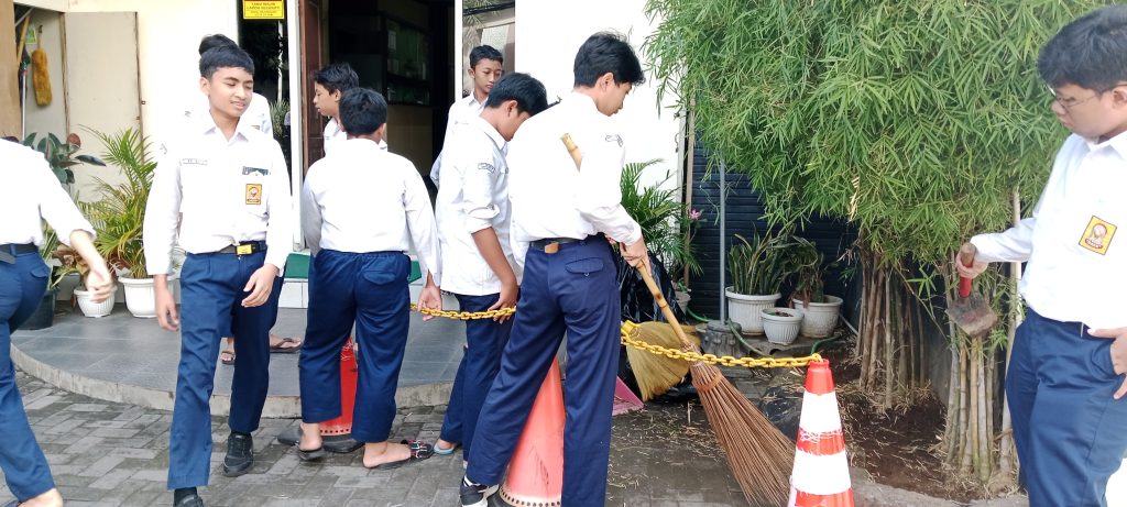 JUM’AT YANG MEREKAH DAN PENUH SUMRINGAH: BERSIH-BERSIH HATI LEWAT RERESIK SEKOLAH DAN BERBAGI BAHAGIA