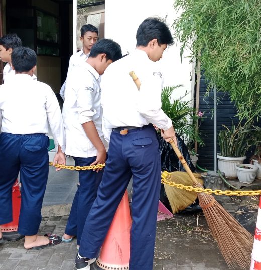 JUM’AT YANG MEREKAH DAN PENUH SUMRINGAH: BERSIH-BERSIH HATI LEWAT RERESIK SEKOLAH DAN BERBAGI BAHAGIA