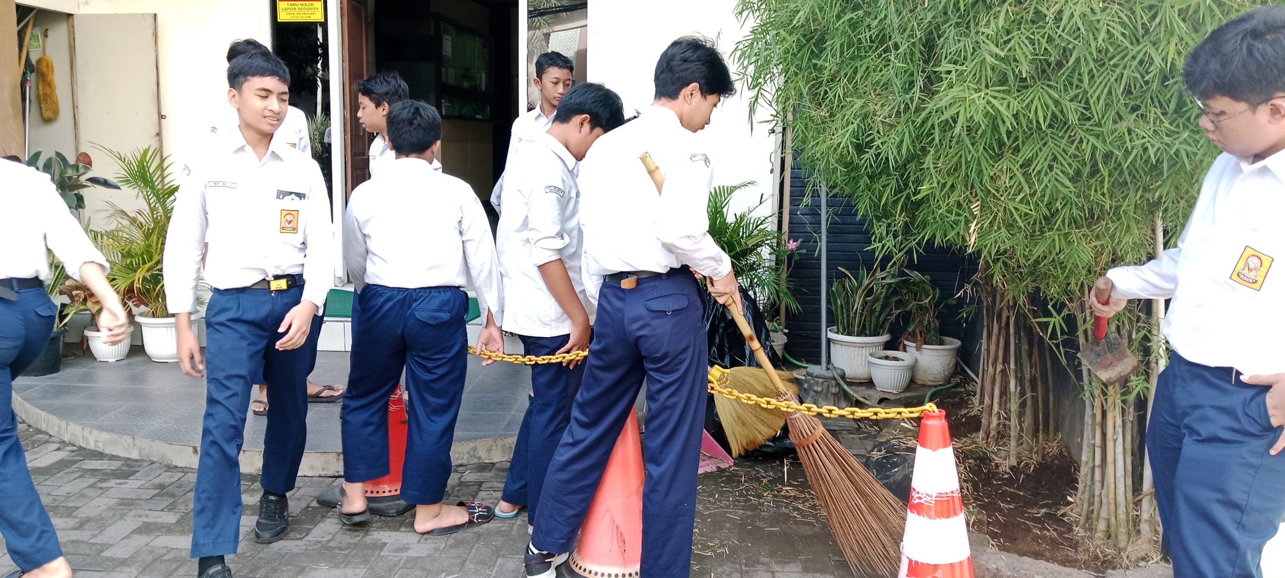 JUM’AT YANG MEREKAH DAN PENUH SUMRINGAH: BERSIH-BERSIH HATI LEWAT RERESIK SEKOLAH DAN BERBAGI BAHAGIA