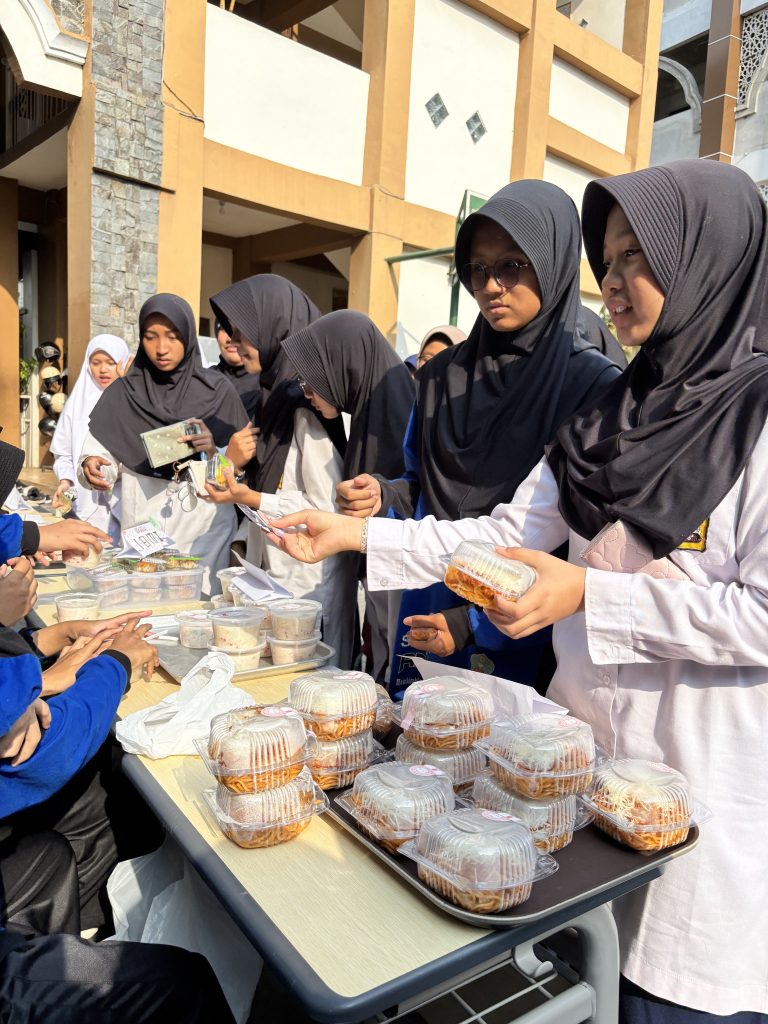 MARKET DAY: MERAJUT ASA, USAHA, DAN KREATIVITAS DI KAKI LANGIT PAGI SEKOLAH