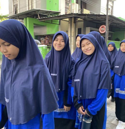 SEMARAKKAN JUMAT DENGAN LANGKAH SEHAT DAN HATI BAHAGIA! SMPIT ABU BAKAR GELAR “JUMAT CERIA”