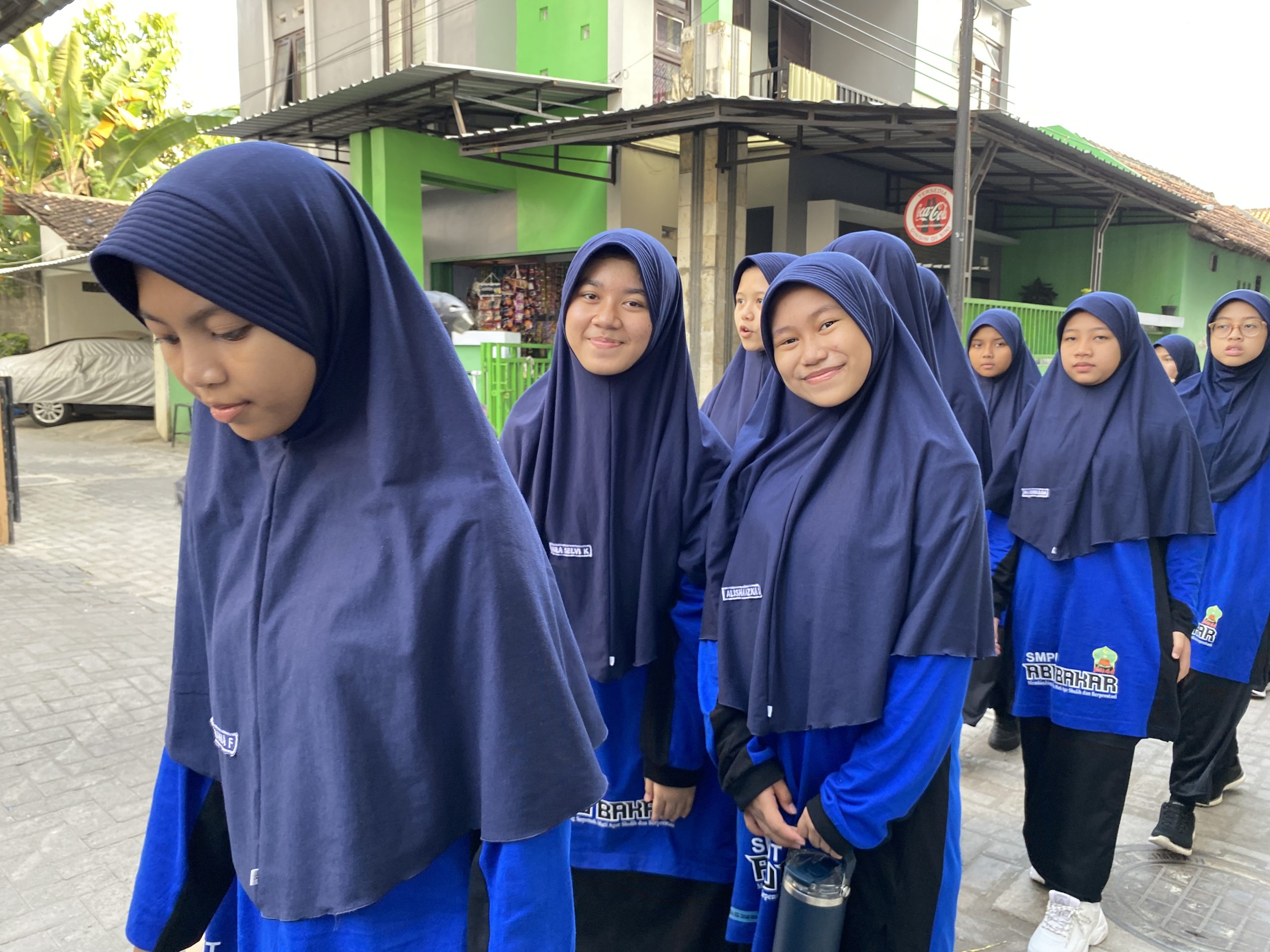 SEMARAKKAN JUMAT DENGAN LANGKAH SEHAT DAN HATI BAHAGIA! SMPIT ABU BAKAR GELAR “JUMAT CERIA”