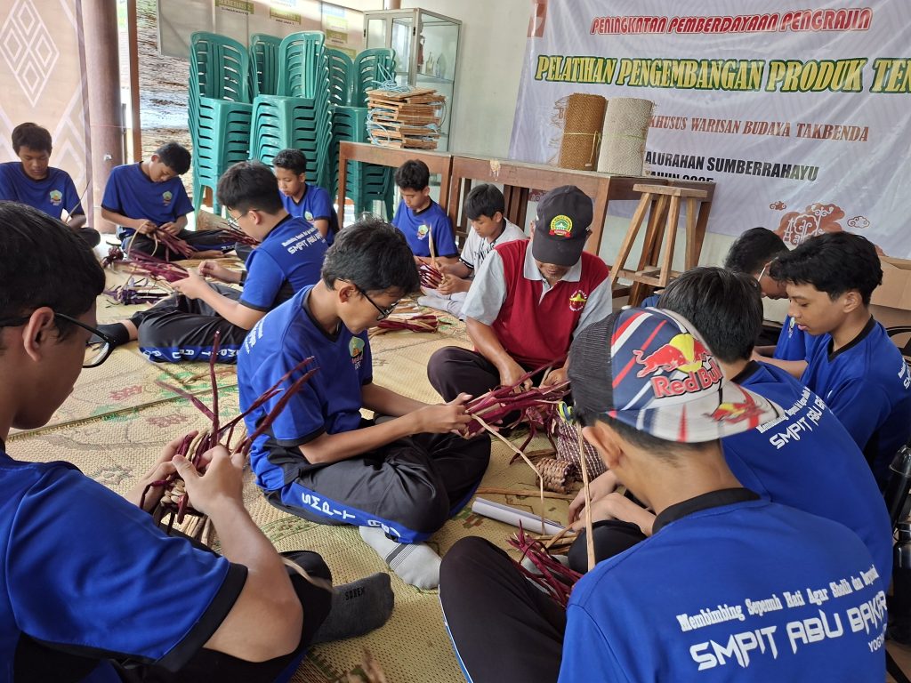 Merajut Warisan, Menyulam Masa Depan: Proyek Lintas Mapel SMPIT ABY Wujudkan Generasi Kreatif dan Berkarakter