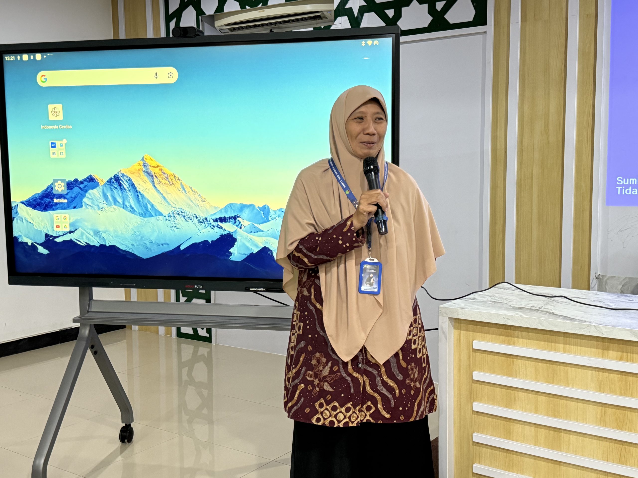 Guru SMPIT Abu Bakar Yogyakarta Bekali Diri dengan Teknologi IFP untuk Meningkatkan Pembelajaran Mendalam