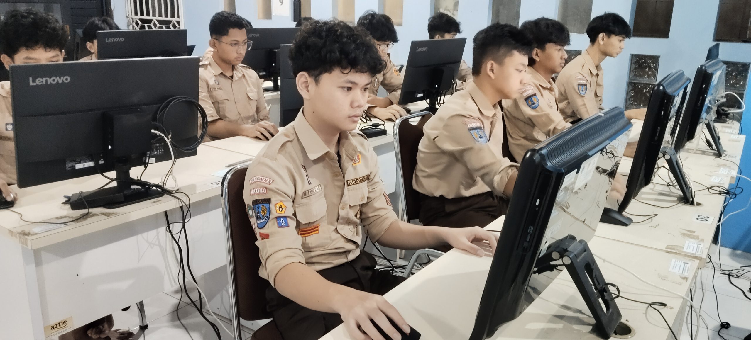 SISWA KELAS 9 EXERNITY IKUTI TKA DAN TKAD: ANTUSIASME SISWA TINGGI, UJIAN BERBASIS KOMPUTER BERJALAN LANCAR