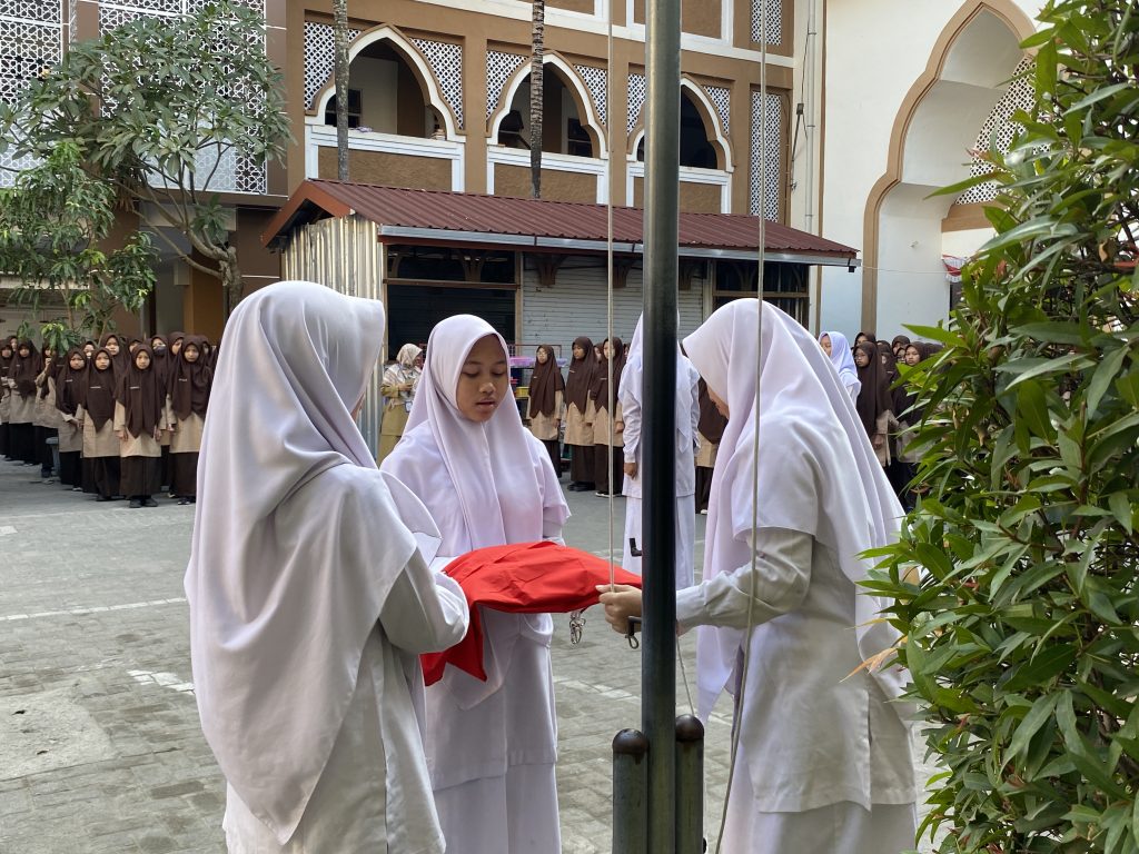 Upacara Bendera Awal Masuk Sekolah, Ustadzah Eko dan Ustadz Taufik Ajak Seluruh Siswa Wujudkan Gerakan Rukun Sama Teman