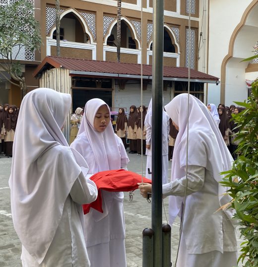 Upacara Bendera Awal Masuk Sekolah, Ustadzah Eko dan Ustadz Taufik Ajak Seluruh Siswa Wujudkan Gerakan Rukun Sama Teman