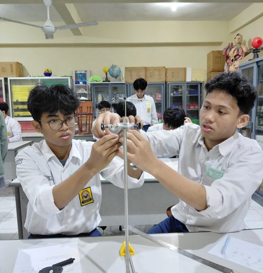 SISWA KELAS 9 SMPIT ABU BAKAR YOGYAKARTA MENGIKUTI UJIAN PRAKTIK, ASAH KOMPETENSI DARI SAINS HINGGA OLAHRAGA
