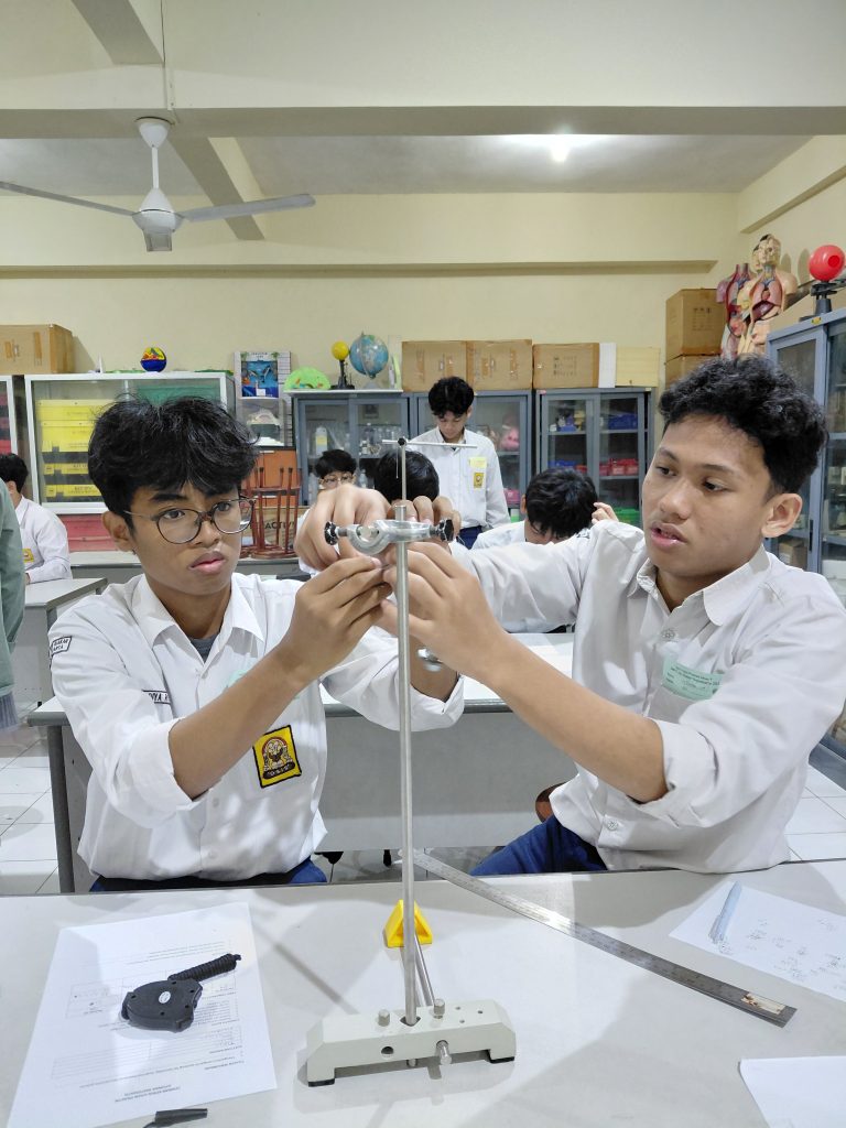 SISWA KELAS 9 SMPIT ABU BAKAR YOGYAKARTA MENGIKUTI UJIAN PRAKTIK, ASAH KOMPETENSI DARI SAINS HINGGA OLAHRAGA