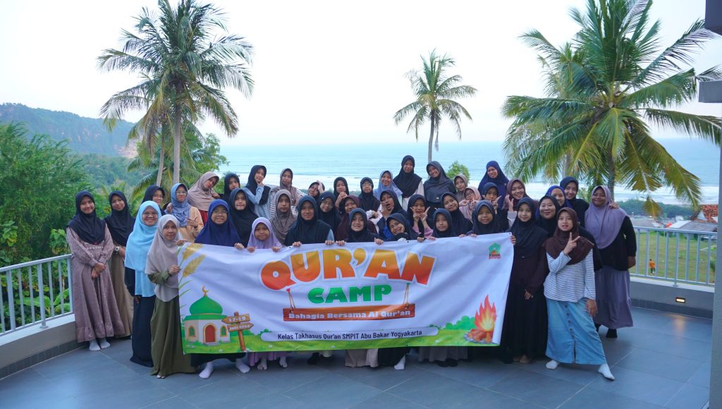 ASAH KETAJAMAN HAFALAN, SMPIT ABU BAKAR GELAR CAMP AL-QUR’AN BERBASIS KEBERSAMAAN DI PARANGTRITIS