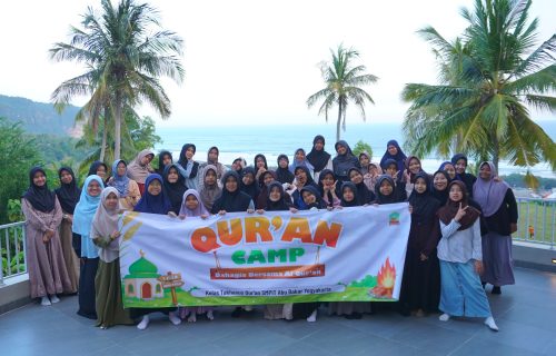 ASAH KETAJAMAN HAFALAN, SMPIT ABU BAKAR GELAR CAMP AL-QUR’AN BERBASIS KEBERSAMAAN DI PARANGTRITIS