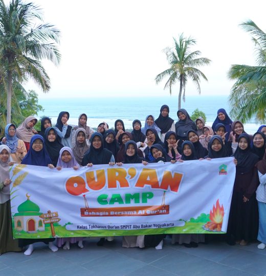 ASAH KETAJAMAN HAFALAN, SMPIT ABU BAKAR GELAR CAMP AL-QUR’AN BERBASIS KEBERSAMAAN DI PARANGTRITIS