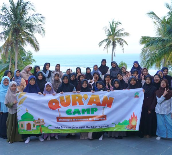 ASAH KETAJAMAN HAFALAN, SMPIT ABU BAKAR GELAR CAMP AL-QUR’AN BERBASIS KEBERSAMAAN DI PARANGTRITIS