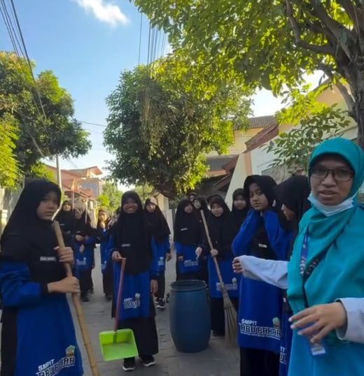 Wujudkan Sekolah Nyaman dan Berkah, SMPIT Abu Bakar Gelar Gerakan Reresik (GenRe) Lingkungan