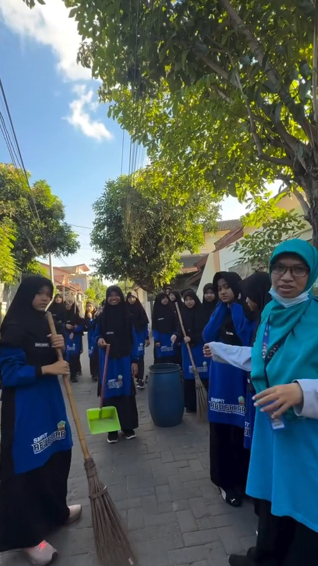Wujudkan Sekolah Nyaman dan Berkah, SMPIT Abu Bakar Gelar Gerakan Reresik (GenRe) Lingkungan