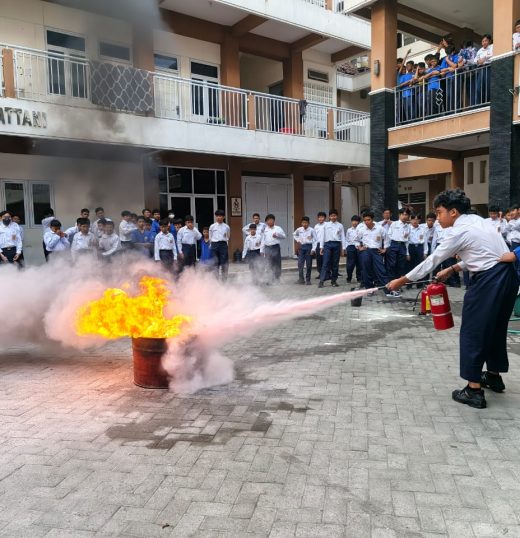 Jum’at Karakter SMPIT ABY: Belajar Siaga Menghadapi Bencana Kebakaran