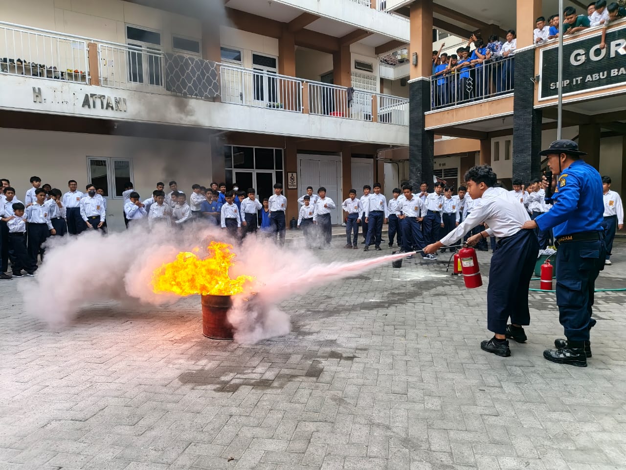Jum’at Karakter SMPIT ABY: Belajar Siaga Menghadapi Bencana Kebakaran