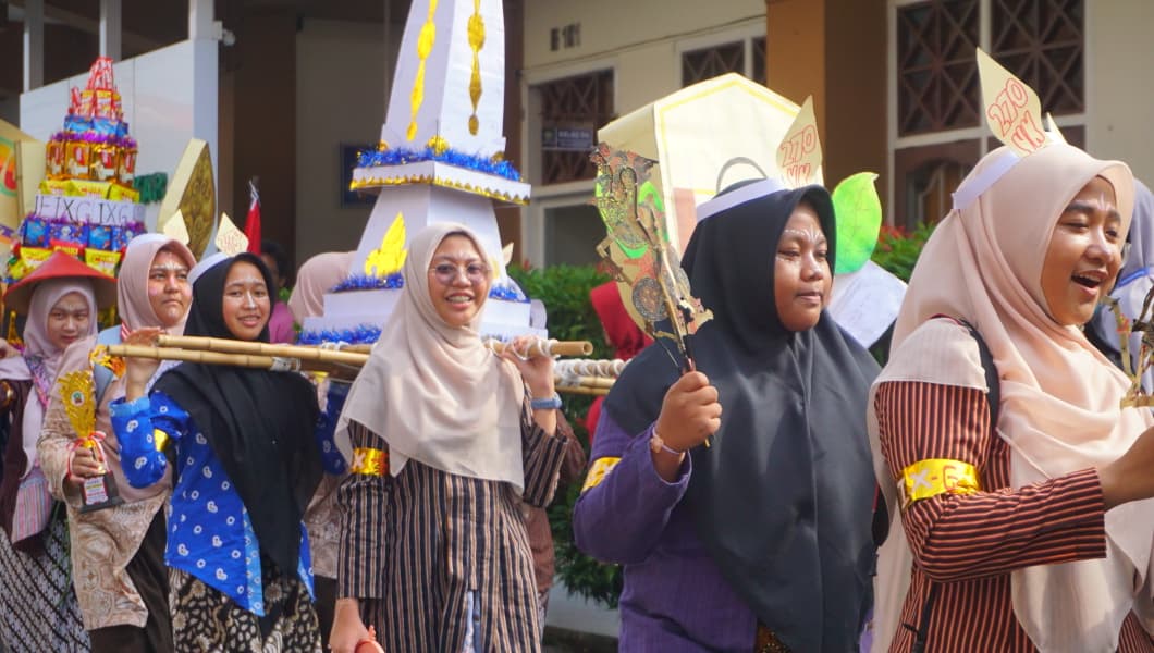 Jogja Istimewa Kreativitas Tanpa Batas, SMPIT Abu Bakar Yogyakarta Meriahkan HUT Kota Jogja ke-270 Lewat Pawai