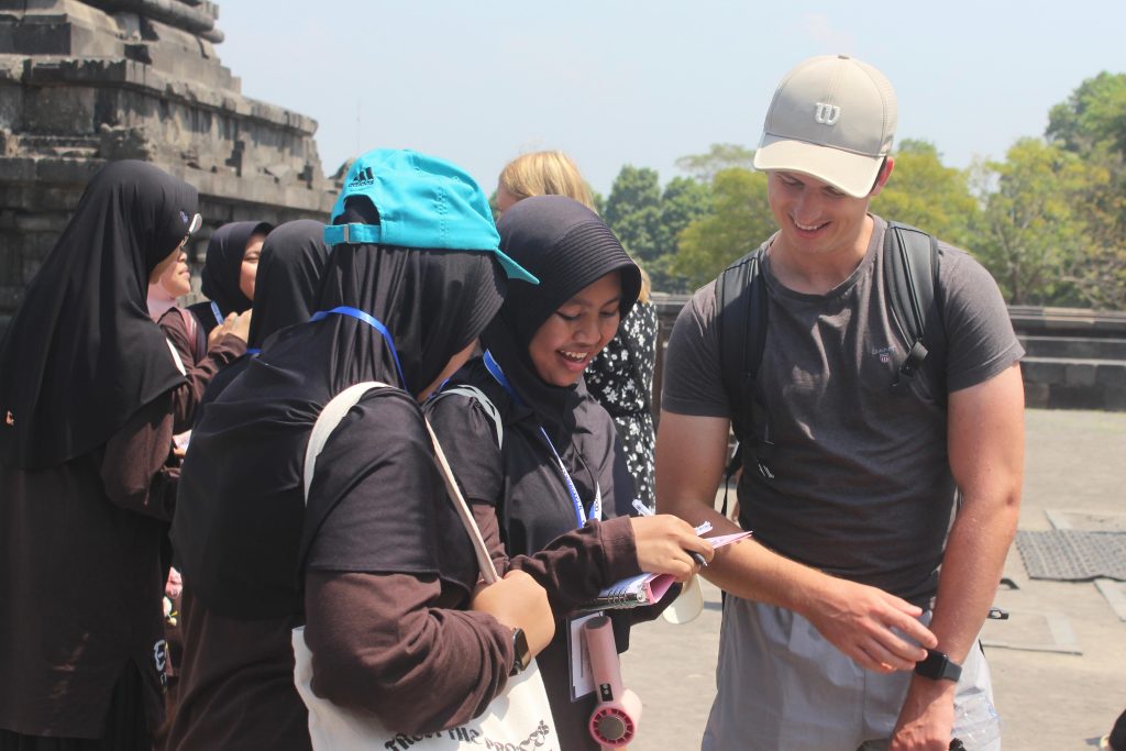 English Practice Day SMPIT ABY: Saat Siswa Berani Menyapa Dunia di Candi Prambanan
