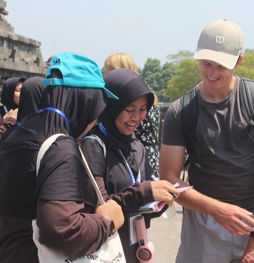 English Practice Day SMPIT ABY: Saat Siswa Berani Menyapa Dunia di Candi Prambanan