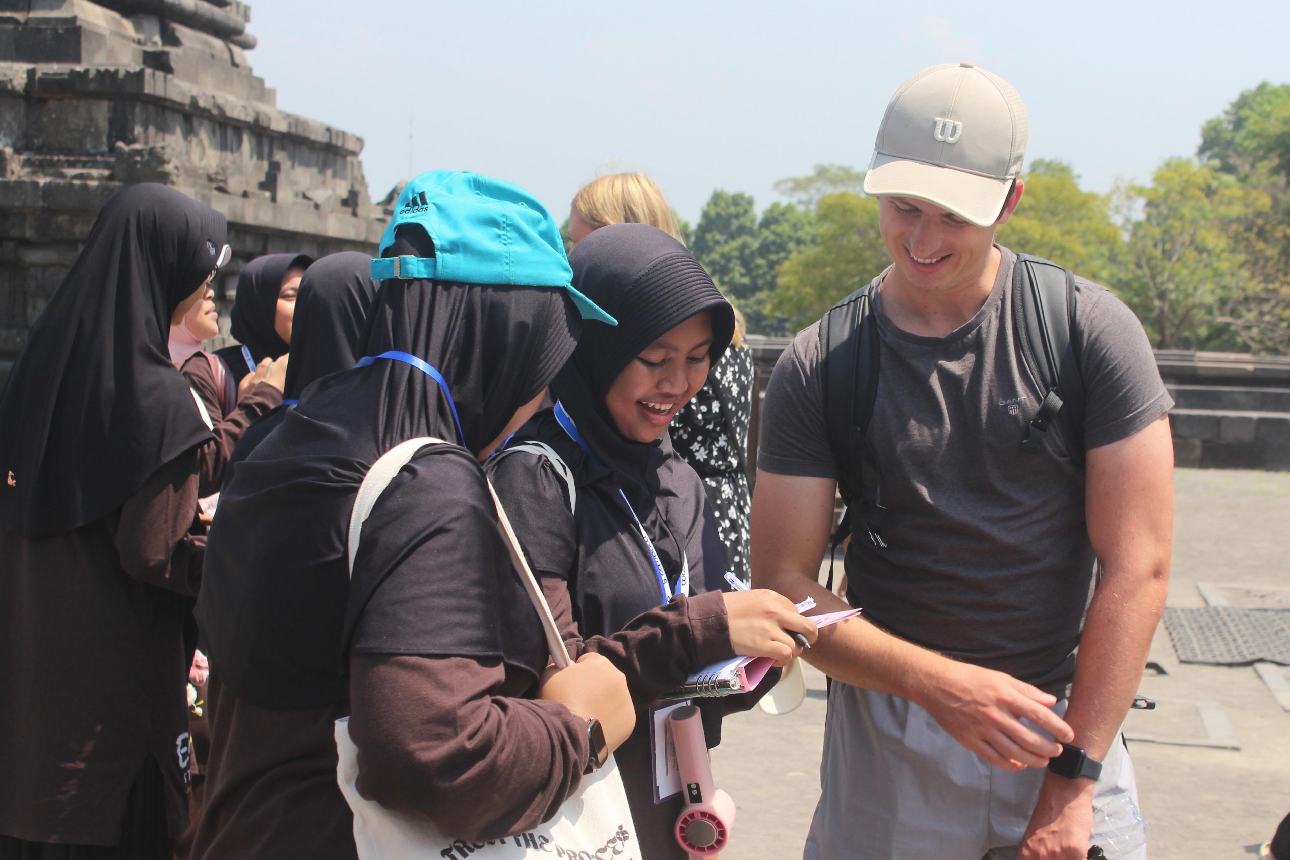 English Practice Day SMPIT ABY: Saat Siswa Berani Menyapa Dunia di Candi Prambanan